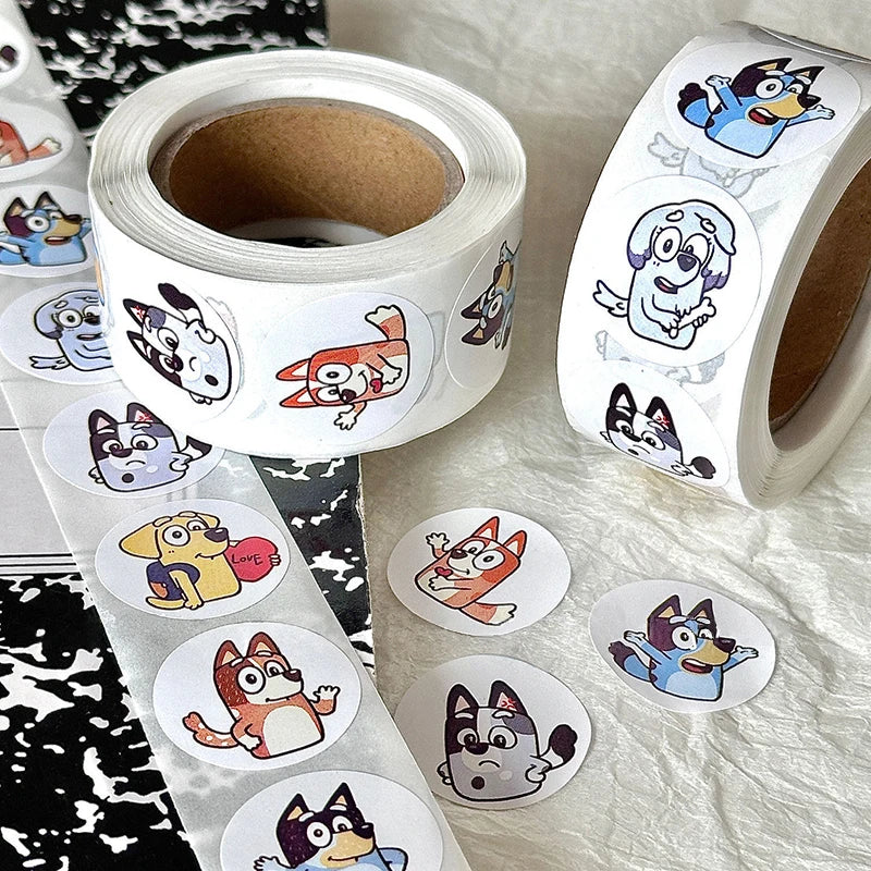 Roll of Bluey and Bingo dog stickers, 500 pcs, perfect for kids' crafts and decorating, 2.5 cm circular, durable paper.